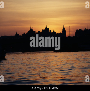Whitehall, London, bei Sonnenuntergang von der Themse: Zinnen der Edwardian Gebäude in Whitehall Stockfoto