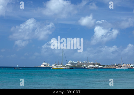 Blick auf Kreuzfahrt Schiffe auf Barbados Hafen und private Boote in der Ferne, "Pebble Beach", Barbados Stockfoto