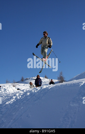 Skifahrer, die die Luft in Davos, Schweiz Stockfoto