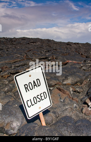 Straße gesperrt-Zeichen am Ende der Chain of Craters Road - Volcanoes-Nationalpark, Big Island, Hawaii, USA Stockfoto