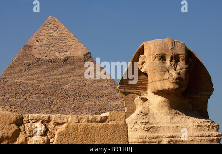 Große Sphinx-Kopf und Pyramide von Khafre (Chephren), Gizeh, Kairo, Ägypten Stockfoto