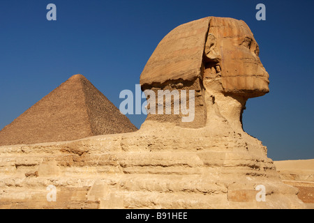 Geschnitzter Steinkopf der Sphinx und der großen Pyramide von Khufu (Cheops), Gizeh, Kairo, Ägypten Stockfoto