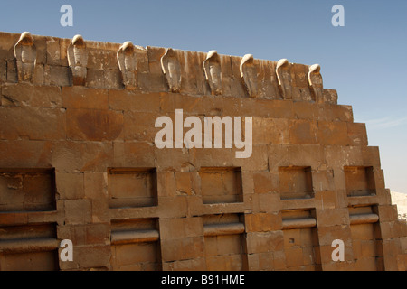 Fries aus Stein geschnitzt Kobras an Wand von Süden Gruftkapelle, Funerary Komplex des Djoser, Sakkara, Ägypten Stockfoto