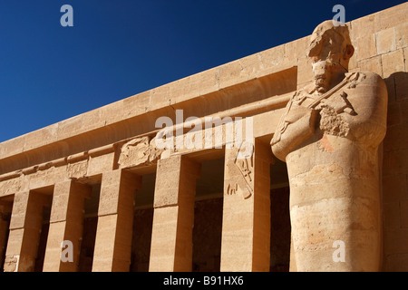 Osiris-Statue gegen strahlend blauen Himmel, Leichenhalle Tempel der Königin Hatshepsut, 'Deir el-Bahri","West Bank", Luxor, Ägypten Stockfoto