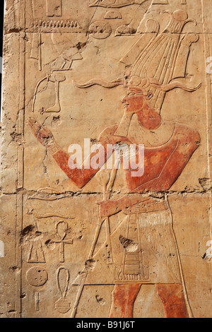 Ägyptische Hieroglyphen und bemalte Wand Relief, Leichenhalle Tempel der Königin Hatshepsut, 'Deir el-Bahri","West Bank", Luxor Stockfoto