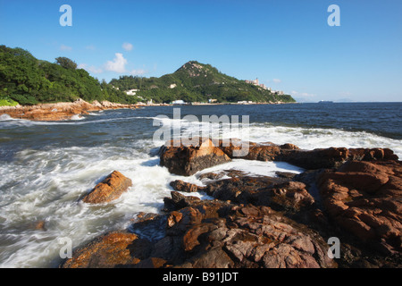 Wellen brechen sich am Felsen, Stanley, Hong Kong Stockfoto