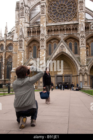 Asiatischen orientalischen Tourist paar in 20er / 30er Jahre in London, wobei Foto außen Westminster Abbey Stockfoto