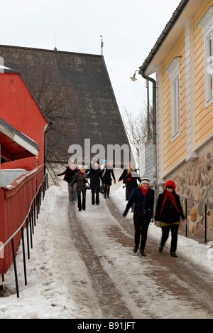 Auf die Winterzeit gibt es eine Vielzahl von rutschigen Straßen in der Altstadt von Porvoo, Finnland, Skandinavien, Europa. Stockfoto