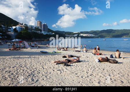 Leute, Sonnenbaden am Stanley Main Beach, Hong Kong Stockfoto