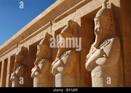 Osiris Statuen, Totentempel der Königin Hatschepsut, "Deir el-Bahri", "West Bank", Luxor, Ägypten Stockfoto