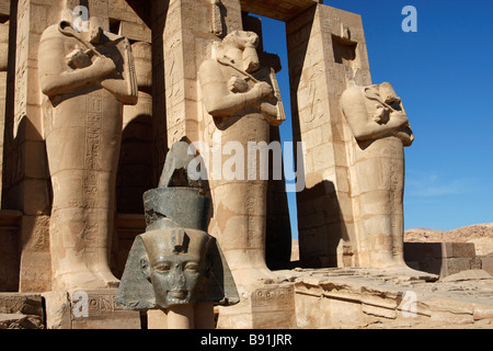 Geschnitzte Granit Kopf von Ramses Ii und Osiris Säulen, das Ramesseum [Totentempel], "West Bank", Luxor, Ägypten Stockfoto