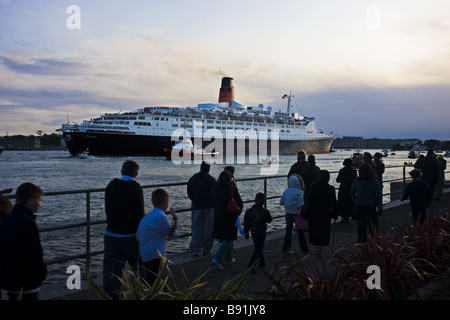 QE2 verlassen die Hafen von Cobh Cork Irland. Stockfoto