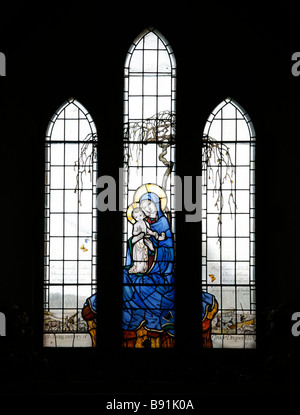 Buntglasfenster von Martin Travers (1886-1948); Heilige Jungfrau Maria und Kind, Tyneham Church Dorset Stockfoto