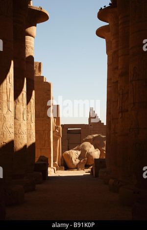 [Säulenhalle] große Steinsäulen, das Ramesseum [Totentempel] von Ramses Ii., "West Bank", Luxor, Ägypten Stockfoto