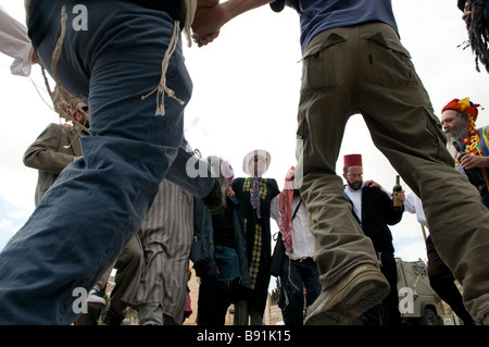 Jüdische Siedler in Kostümen tanzen anlässlich des jüdischen Feiertags von Purim in der geteilten Stadt Hebron Israel im Westjordanland Stockfoto