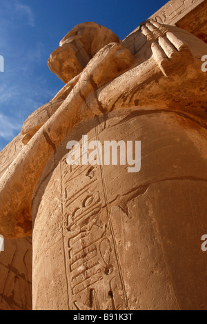 Osiris-Statue, niedrigen Winkel schließen gegen blauen Himmel, das Ramesseum [Totentempel] von Ramses Ii., "West Bank", Luxor, Ägypten Stockfoto