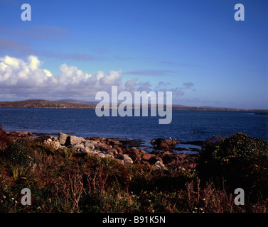 Blick über Roundstone Bay von der felsigen Küste in der Nähe von Roundstone Connemara, County Galway, Irland Stockfoto