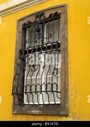 Reich verzierte Fenster Gitter Budapest Ungarn Stockfoto