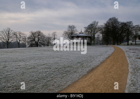 Einen frostigen Weg zu den viktorianischen Musikpavillon in Roundhay Park, Leeds, England im winter Stockfoto