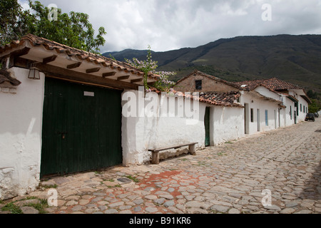 Straße in Villa de Leyva, Kolumbien, mit gepflasterten Gassen, weiß getünchten Wänden und Tal Stockfoto