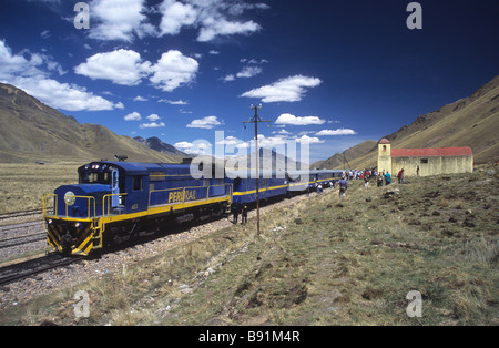 Orient-Express im Besitz Puno nach Cusco trainieren am La Raya-Pass (der höchste Punkt auf der Reise 4335 m), Peru Stockfoto