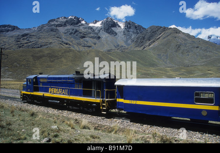 Orient-Express im Besitz Puno nach Cusco trainieren am La Raya-Pass (der höchste Punkt auf der Reise 4335 m), Peru Stockfoto