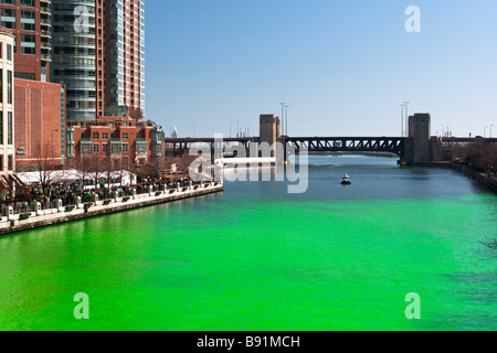 Chicago River, gefärbt grün für St. Patrick's Day Celebration - Chicago, IL Stockfoto