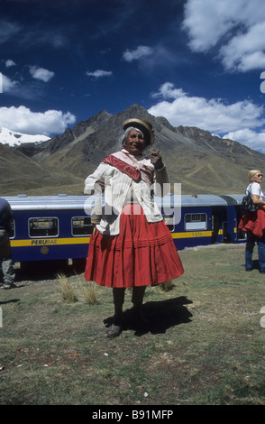 Alte Dame Spinnerei Wolle mit Spindel vor Orient Express besaß Puno nach Cusco Zug in Abra La Raya Pass, Peru Stockfoto