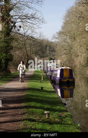 Radfahren entlang der Kennet und Avon Kanal Schlepptweg in Avoncliff, in der Nähe von Bradford auf Avon, Wiltshire, England, Großbritannien Stockfoto