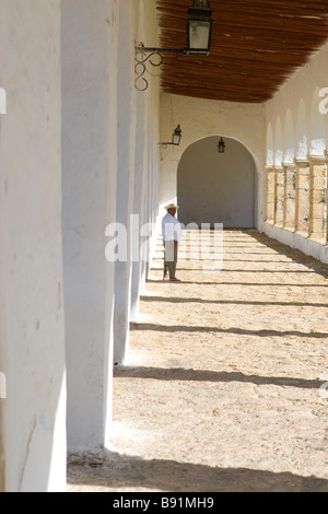 Ein Mann steht in der Galerie hinter den Bögen der das Kloster in Izamal Stockfoto