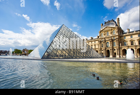 Brunnen-Pyramide und äußere des Musee du Louvre Museum Paris Frankreich Europa Stockfoto