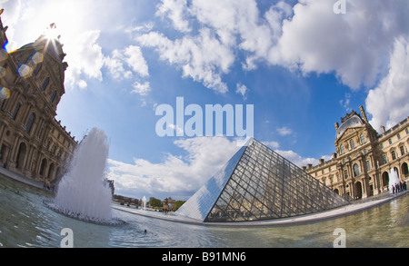 Pyramide und außen Brunnen in Frühlingssonne Museum Musée du Louvre Paris Frankreich Europa EU Stockfoto