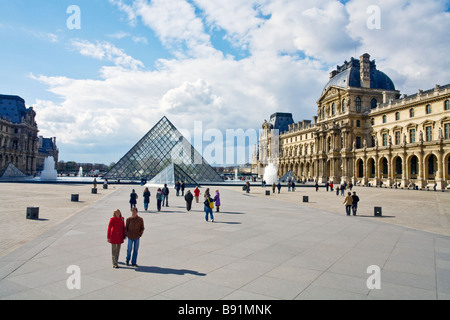 Brunnen-Pyramide und Exterieur des Musée du Louvre Paris Frankreich Europa EU Stockfoto