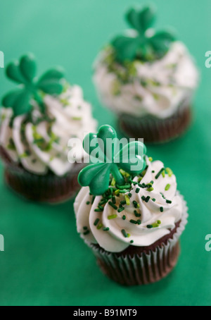 Drei Kleeblatt-dekorierten Cupcakes.  St. Patricks Day Dessert. Stockfoto