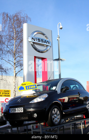 Ein Citroen Auto für Verkauf bei einem Nissan-Händler in einer Stadt, U.K. Stockfoto