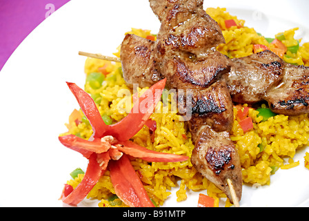 Satay Huhn mit Curry-Reis Stockfoto