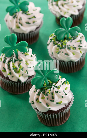 Fünf Shamrock-dekorierten Cupcakes.  St. Patricks Day Dessert. Stockfoto