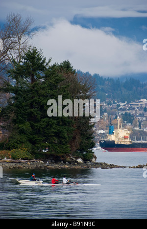 Rudern Shell und Trainer trainieren am Coal Harbour, in der Nähe von Stanley Park, Vancouver, Britisch-Kolumbien, Kanada. Stockfoto