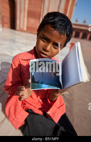 Junge versucht zu verkaufen Postkarten innerhalb der Freitagsmoschee in Fatehpur Sikri Indien Stockfoto