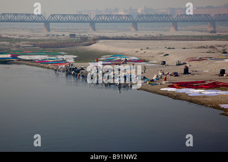 Dhobi Kleidung Unterlegscheiben im Fluss Yamuna in Agra Indien Stockfoto