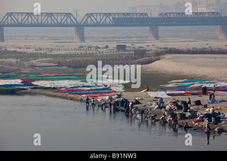 Dhobi Kleidung Unterlegscheiben im Fluss Yamuna in Agra Indien Stockfoto