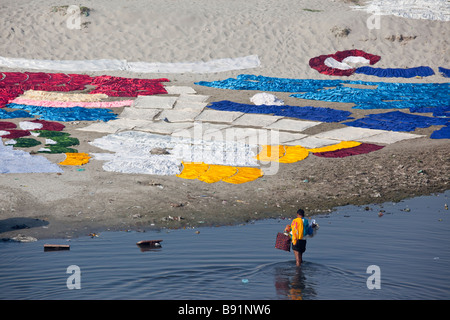 Dhobi waschen im Fluss Yamuna in Agra Indien Stockfoto