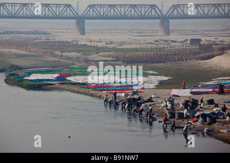 Dhobi Kleidung Unterlegscheiben im Fluss Yamuna in Agra Indien Stockfoto