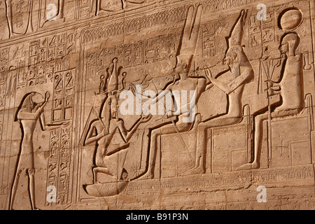 Ägyptische Wand-Relief-Szene. Gott Thoth, Ramses II, thebanischen Familie Dreiklang von Amun, Mut und Khonsu. Ramesseum Tempel, Luxor, Ägypten Stockfoto