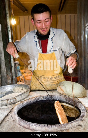 Ein Besuch in einer örtlichen Nan (Nan) Brot Bäckerei mit Tandoori Lehmofen. Stockfoto