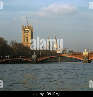 Der Palace of Westminster und Lambeth Bridge, London, von der Themse Stockfoto