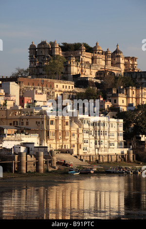 Indien Rajasthan Udaipur Lake Pichola Skyline Stadtschloss Stockfoto