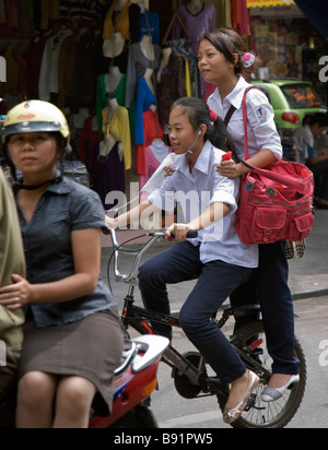Vietnamesische Schulmädchen auf Fahrrad, Stadtstraße Hanoi, Vietnam Stockfoto