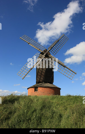 Brill-Windmühle ist ein schönes Beispiel für eine Postmill und eine der ältesten im Land auf einem Hügel im Dorf Buckinghamshire Stockfoto