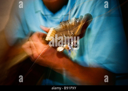 akustische Gitarre gespielt wird Stockfoto
